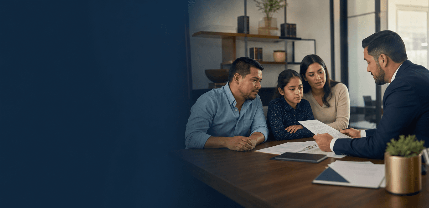 Familia latina revisando documentos migratorios con un abogado en una oficina profesional
